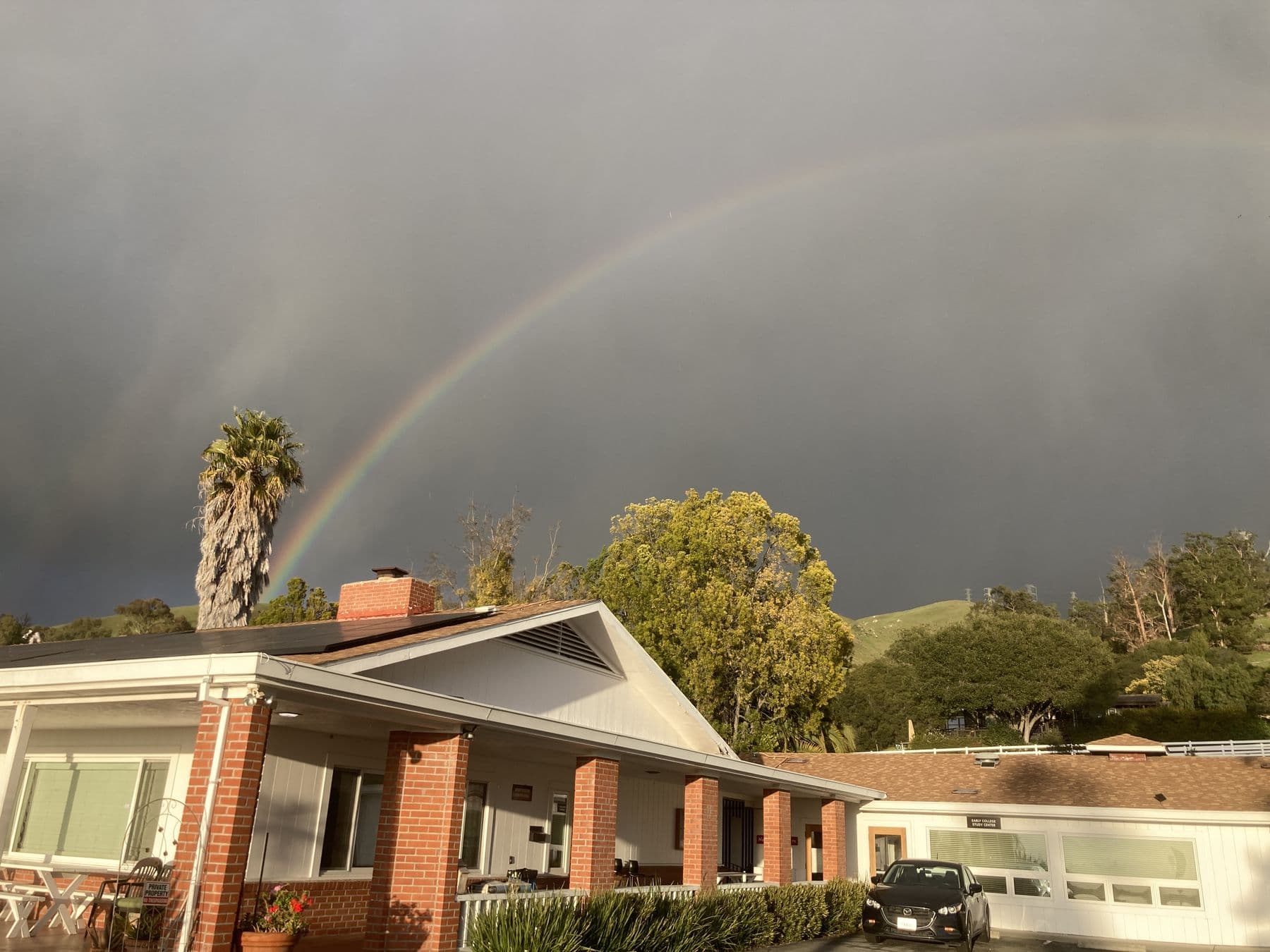 A rainbow over an Alsion school building
